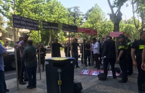У Тбілісі на акції проти ЛГБТ під посольством ЄС затримали близько десятка осіб