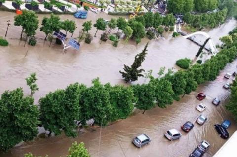 Через зливи в Албанії затопило вулиці, одну людину вбила блискавка