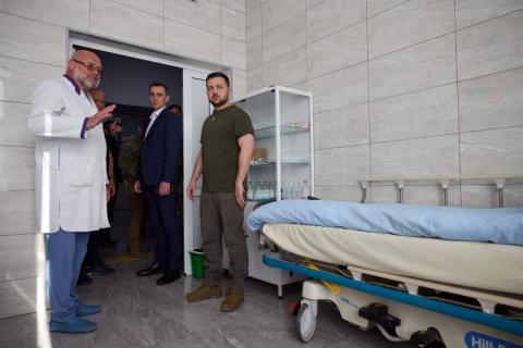 Глава держави відвідав лікарню в Одесі та вручив нагороди медикам