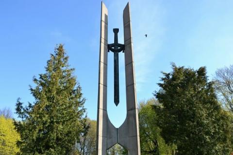 У литовській Клайпеді почали демонтаж двох радянських військових пам’ятників