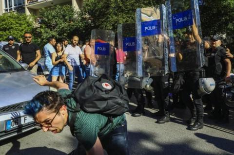 Поліція розігнала ЛГБТ-акцію в Анкарі: з 50 людей затримали не менше 30