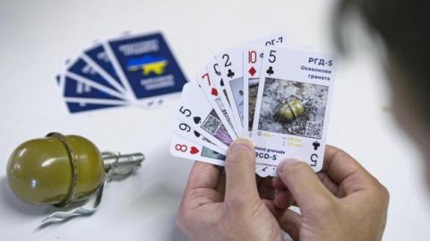 У Британії збирають кошти на гральні карти з вибухонебезпечними об’єктами, які передадуть Україні