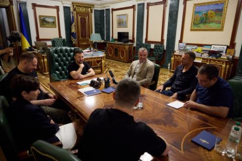 Володимир Зеленський зустрівся із амбасадорами UNITED24 Андрієм Шевченком та Лієвом Шрайбером