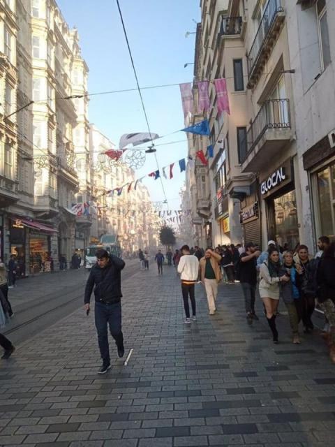 На популярній пішохідній вулиці Стамбула пролунав вибух, є постраждалі