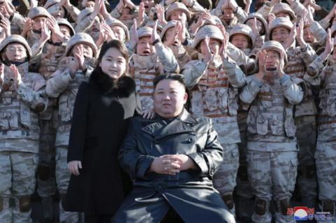 Лідер КНДР знову з’явився з донькою на випробуванні ракети, розпалюючи дискусію щодо спадкоємства