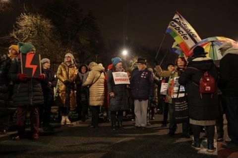 Під будинком Качинського у Варшаві протестували жінки через його обурливі слова про аборти