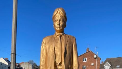 У Британії створили статую Путіна з головою-членом для допомоги ЗСУ та кидання яйцями