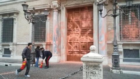 Екоактивісти облили фарбою фасад будівлі Сенату Італії