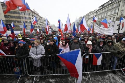 У центрі Праги проходить мітинг на кількасот осіб - проти чинного уряду та опонента Бабіша