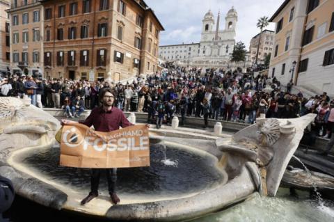 У Римі затримали трьох екоактивістів, які вилили "нафту" у відомий фонтан столиці