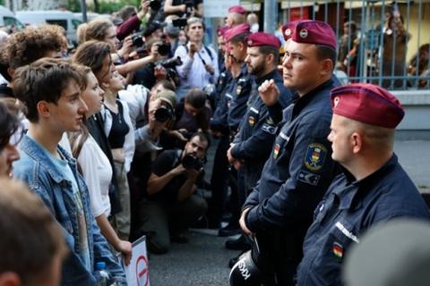 Тисячі угорців протестували проти "закону помсти" вчителям і насильства поліції