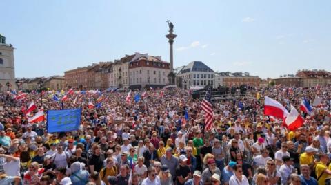 На антиурядовий мітинг у Варшаві зібрались від 300 до 500 тисяч людей