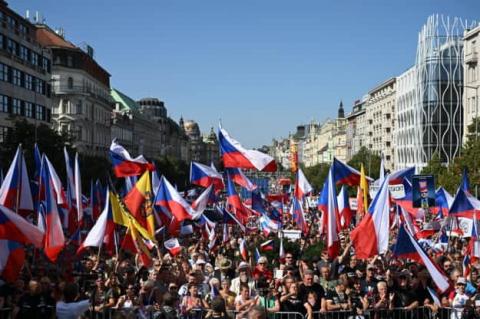 У Празі тисячі людей вийшли на антиурядовий протест, критикують і допомогу Україні