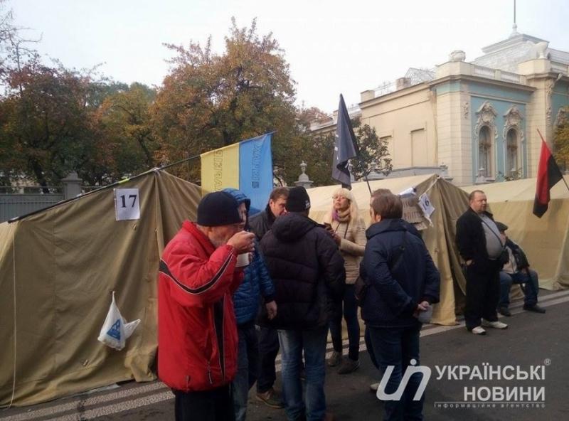 Під Радою 200 активістів продовжують блокувати рух вулицею Грушевського