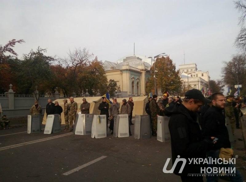 Під Радою 200 активістів продовжують блокувати рух вулицею Грушевського