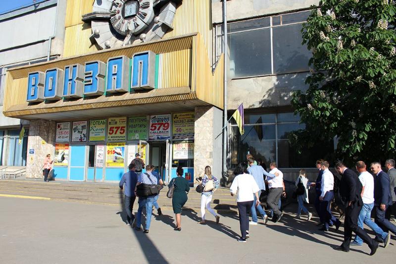 Я відверто незадоволений станом вокзалу в Миколаєві, - Володимир Омелян Я відверто незадоволений станом вокзалу в Миколаєві, - Володимир Омелян