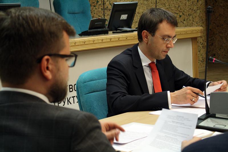 Сполучення із Маріуполем має бути в центрі уваги Укрзалізниці, - Володимир Омелян Сполучення із Маріуполем має бути в центрі уваги Укрзалізниці, - Володимир Омелян