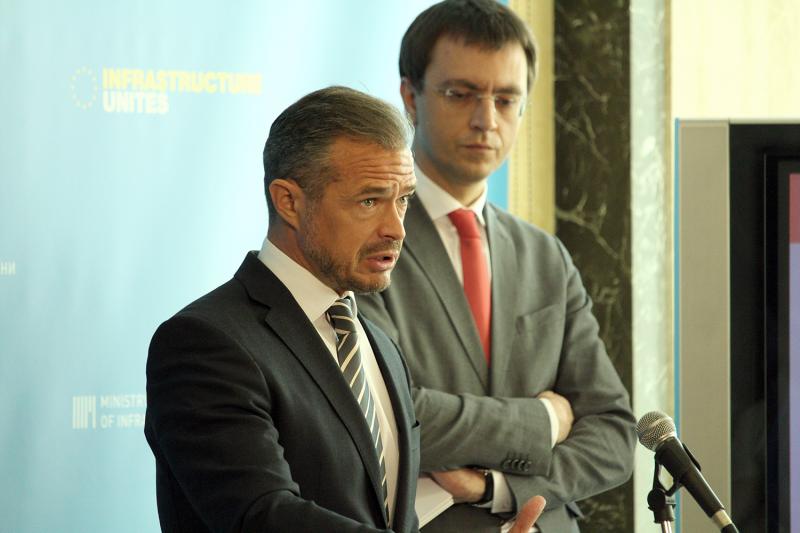 Субвенція з Дорожнього фонду місцевим бюджетам на ремонт доріг місцевого значення в 2018 році складає понад 11,5 млрд гривень, - Володимир Омелян Субвенція з Дорожнього фонду місцевим бюджетам на ремонт доріг місцевого значення в 2018 році складає понад 11,5 млрд гривень, - Володимир Омелян