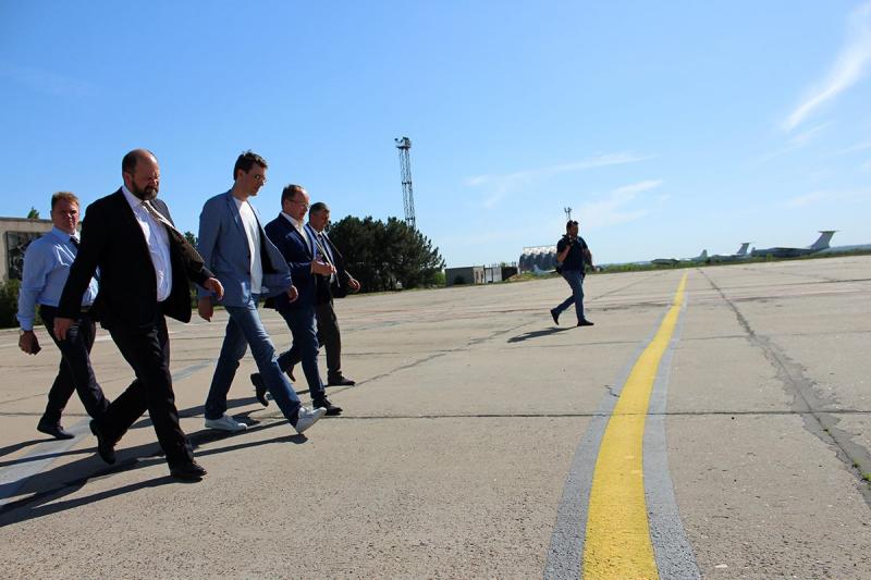 Миколаївський аеропорт розглядається Міністерством як важливий для розвитку регіону об’єкт, - Володимир Омелян Миколаївський аеропорт розглядається Міністерством як важливий для розвитку регіону об’єкт, - Володимир Омелян