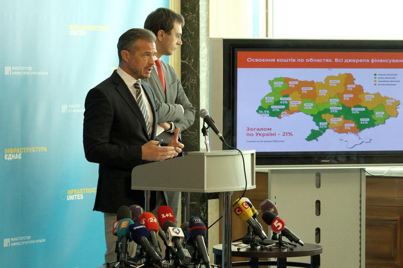Субвенція з Дорожнього фонду місцевим бюджетам на ремонт доріг місцевого значення в 2018 році складає понад 11,5 млрд гривень, - Володимир Омелян Субвенція з Дорожнього фонду місцевим бюджетам на ремонт доріг місцевого значення в 2018 році складає понад 11,5 млрд гривень, - Володимир Омелян