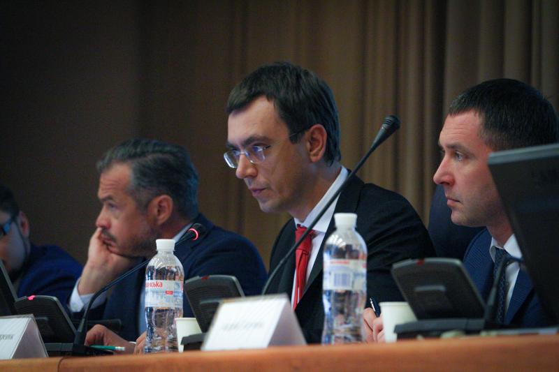 Володимир Омелян зібрав представників областей для обговорення ходу дорожнього будівництва в Україні Володимир Омелян зібрав представників областей для обговорення ходу дорожнього будівництва в Україні