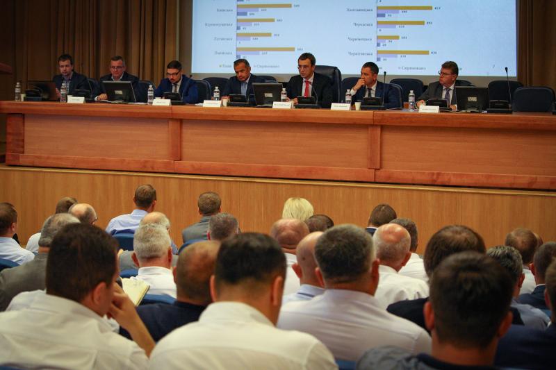 Володимир Омелян зібрав представників областей для обговорення ходу дорожнього будівництва в Україні Володимир Омелян зібрав представників областей для обговорення ходу дорожнього будівництва в Україні