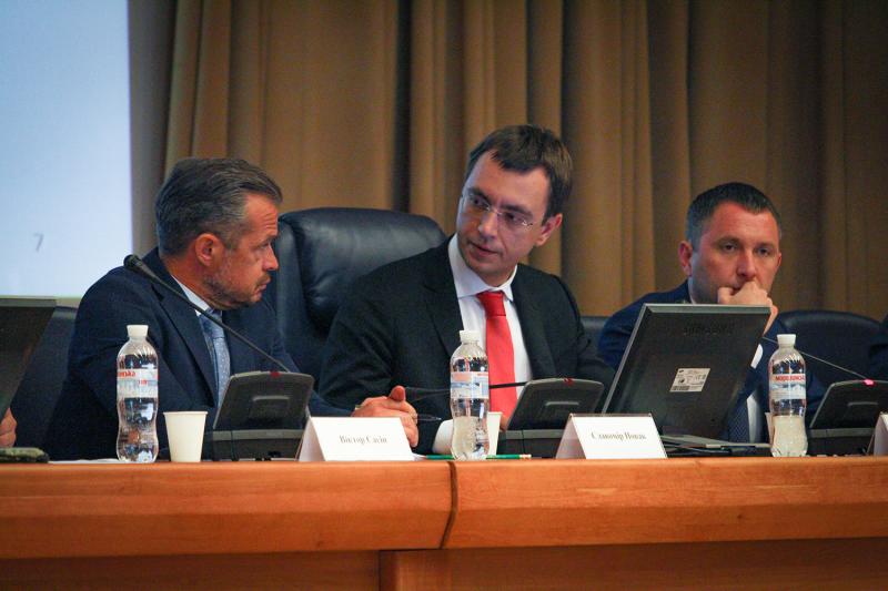 Володимир Омелян зібрав представників областей для обговорення ходу дорожнього будівництва в Україні Володимир Омелян зібрав представників областей для обговорення ходу дорожнього будівництва в Україні