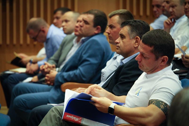 Володимир Омелян зібрав представників областей для обговорення ходу дорожнього будівництва в Україні Володимир Омелян зібрав представників областей для обговорення ходу дорожнього будівництва в Україні