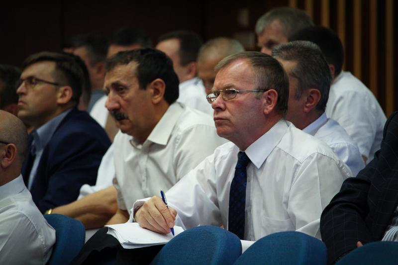 Володимир Омелян зібрав представників областей для обговорення ходу дорожнього будівництва в Україні Володимир Омелян зібрав представників областей для обговорення ходу дорожнього будівництва в Україні