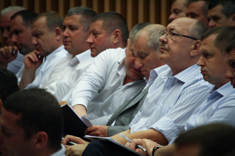 Володимир Омелян зібрав представників областей для обговорення ходу дорожнього будівництва в Україні Володимир Омелян зібрав представників областей для обговорення ходу дорожнього будівництва в Україні