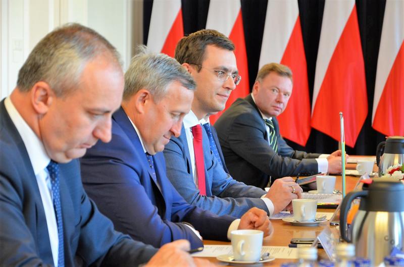 Міністр інфраструктури України Володимир Омелян провів зустріч з Міністром інфраструктури Республіки Польща Анджеєм Адамчиком Міністр інфраструктури України Володимир Омелян провів зустріч з Міністром інфраструктури Республіки Польща Анджеєм Адамчиком