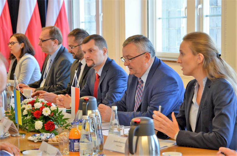 Міністр інфраструктури України Володимир Омелян провів зустріч з Міністром інфраструктури Республіки Польща Анджеєм Адамчиком Міністр інфраструктури України Володимир Омелян провів зустріч з Міністром інфраструктури Республіки Польща Анджеєм Адамчиком