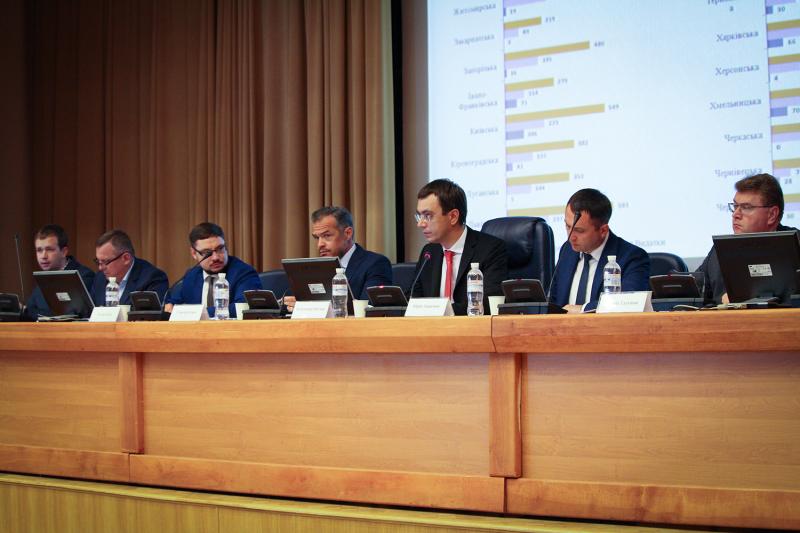 Володимир Омелян зібрав представників областей для обговорення ходу дорожнього будівництва в Україні Володимир Омелян зібрав представників областей для обговорення ходу дорожнього будівництва в Україні