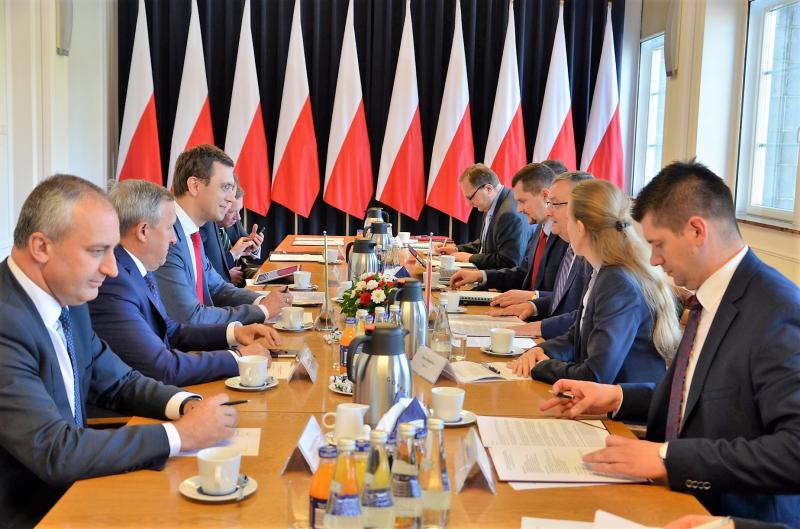 Міністр інфраструктури України Володимир Омелян провів зустріч з Міністром інфраструктури Республіки Польща Анджеєм Адамчиком Міністр інфраструктури України Володимир Омелян провів зустріч з Міністром інфраструктури Республіки Польща Анджеєм Адамчиком