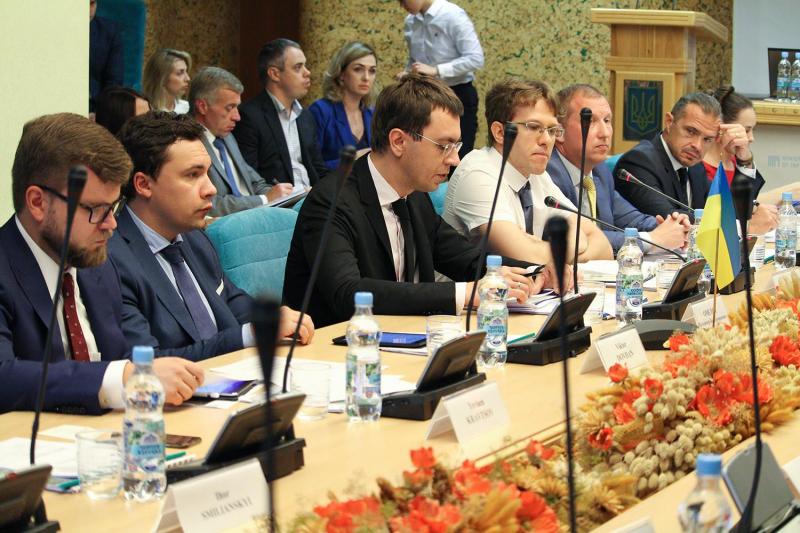 Володимир Омелян провів зустріч із представниками найбільших китайських компаній Володимир Омелян провів зустріч із представниками найбільших китайських компаній