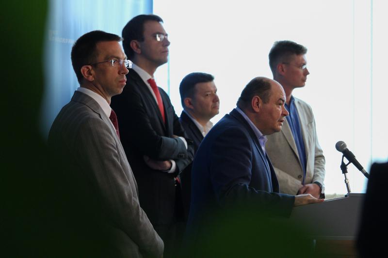 Кризу подолано, питання вирішено. Всі українські туристи, які вимушено затримались в аеропортах інших держав, повернулися до України, - Володимир Омелян Кризу подолано, питання вирішено. Всі українські туристи, які вимушено затримались в аеропортах інших держав, повернулися до України, - Володимир Омелян
