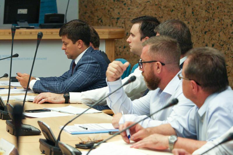 Необхідно шукати компроміс між розподілом транзитних вантажів та задоволенням попиту вітчизняних компаній-експортерів, - Володимир Омелян Необхідно шукати компроміс між розподілом транзитних вантажів та задоволенням попиту вітчизняних компаній-експортерів, - Володимир Омелян