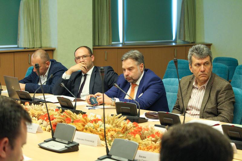 Необхідно шукати компроміс між розподілом транзитних вантажів та задоволенням попиту вітчизняних компаній-експортерів, - Володимир Омелян Необхідно шукати компроміс між розподілом транзитних вантажів та задоволенням попиту вітчизняних компаній-експортерів, - Володимир Омелян