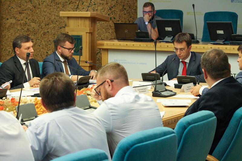 Необхідно шукати компроміс між розподілом транзитних вантажів та задоволенням попиту вітчизняних компаній-експортерів, - Володимир Омелян Необхідно шукати компроміс між розподілом транзитних вантажів та задоволенням попиту вітчизняних компаній-експортерів, - Володимир Омелян