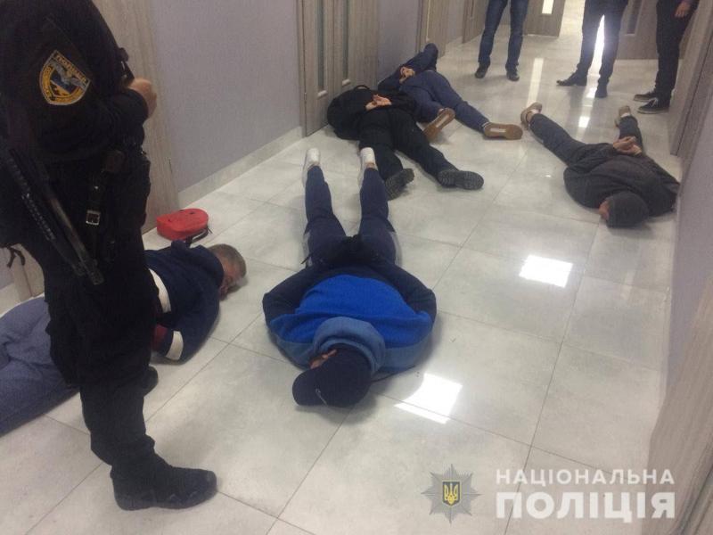 За спробу рейдерського штурму офісу агрокомпанії на Хмельниччині поліція затримала 30 киян