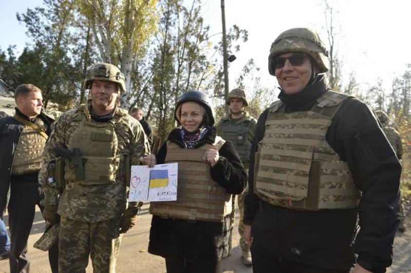 Президент ПА НАТО Раса Юкнявічєнє під час спільного з Головою Верховної Ради візиту до Донецької області подякувала українцям за те, що вони сьогодні захищають демократичний світ
