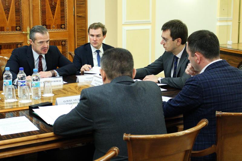 Міністр інфраструктури України Володимир Омелян провів розширену нараду із Головою Київської обласної державної адміністрації Олександром Терещуком Міністр інфраструктури України Володимир Омелян провів розширену нараду із Головою Київської обласної державної адміністрації Олександром Терещуком