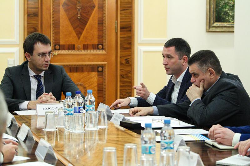 Міністр інфраструктури України Володимир Омелян провів розширену нараду із Головою Київської обласної державної адміністрації Олександром Терещуком Міністр інфраструктури України Володимир Омелян провів розширену нараду із Головою Київської обласної державної адміністрації Олександром Терещуком
