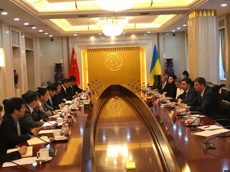 Заступник Міністра інфраструктури України з питань європейської інтеграції Віктор Довгань закликав підтримати інфраструктурні проекти України в рамках ініціативи «Один пояс - один шлях» Заступник Міністра інфраструктури України з питань європейської інтеграції Віктор Довгань закликав підтримати інфраструктурні проекти України в рамках ініціативи «Один пояс - один шлях»
