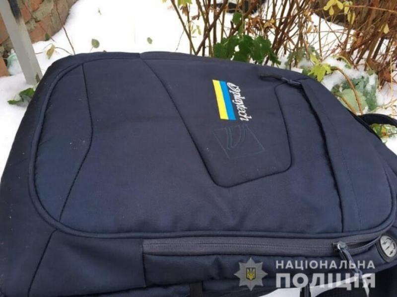Біля Андріївської церкви в Києві поліція знайшла рюкзак і пляшки із запалювальною сумішшю