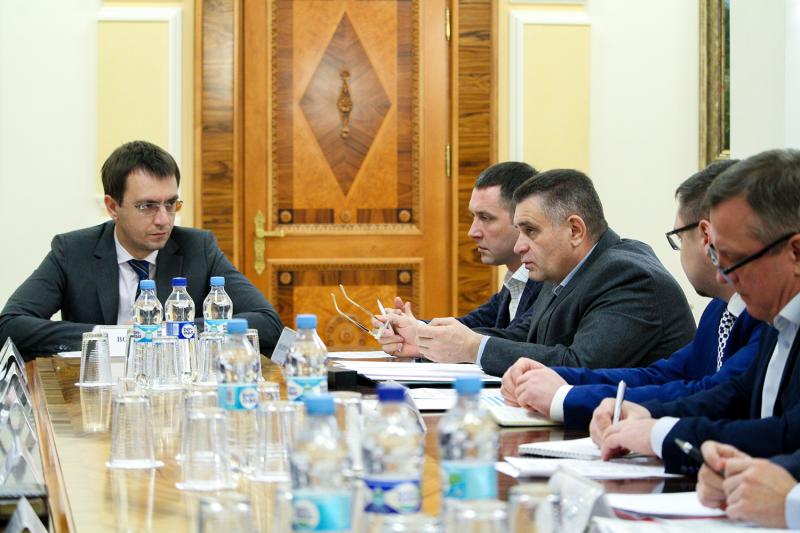 Міністр інфраструктури України Володимир Омелян провів розширену нараду із Головою Київської обласної державної адміністрації Олександром Терещуком Міністр інфраструктури України Володимир Омелян провів розширену нараду із Головою Київської обласної державної адміністрації Олександром Терещуком