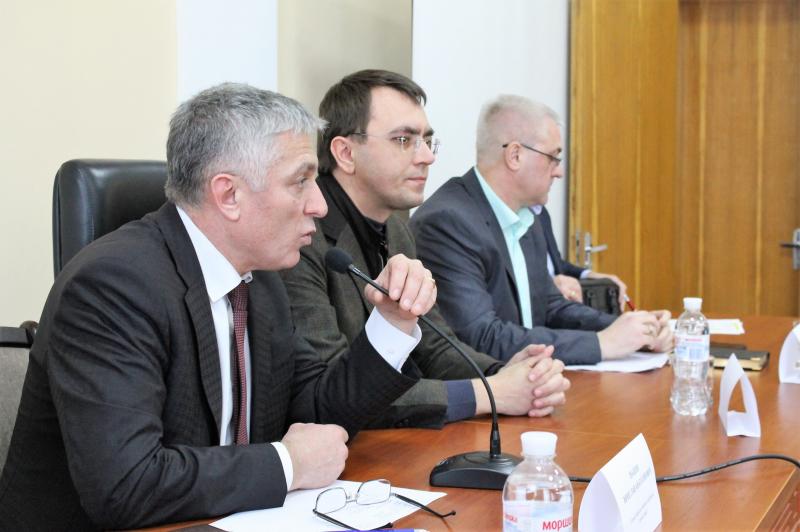 Для відновлення дорожньої інфраструктури важлива підтримка місцевих громад, – Володимир Омелян Для відновлення дорожньої інфраструктури важлива підтримка місцевих громад, – Володимир Омелян