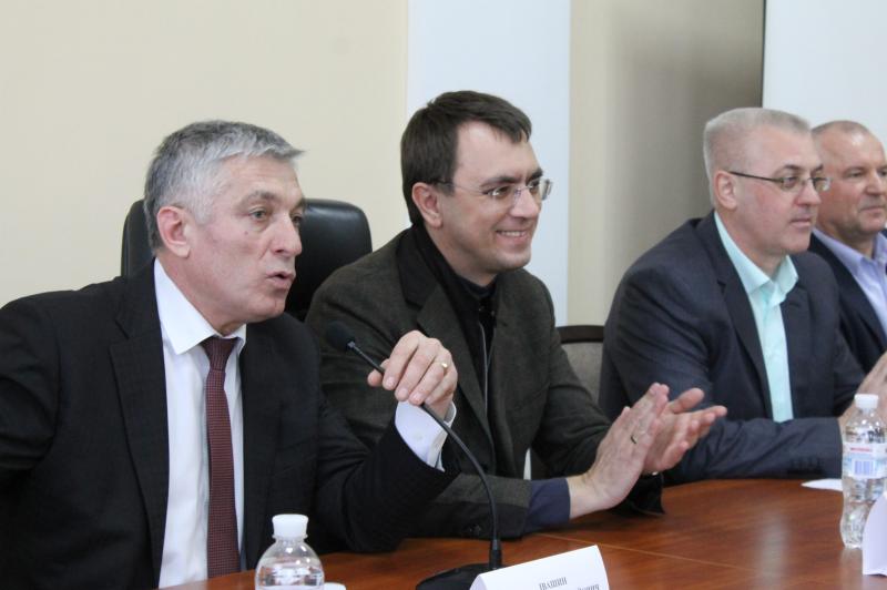 Для відновлення дорожньої інфраструктури важлива підтримка місцевих громад, – Володимир Омелян Для відновлення дорожньої інфраструктури важлива підтримка місцевих громад, – Володимир Омелян