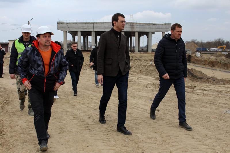 Володимир Омелян ознайомився з ходом будівництва шляхопроводу у місті Херсон Володимир Омелян ознайомився з ходом будівництва шляхопроводу у місті Херсон