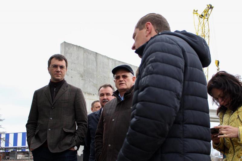 Володимир Омелян ознайомився з ходом будівництва шляхопроводу у місті Херсон Володимир Омелян ознайомився з ходом будівництва шляхопроводу у місті Херсон